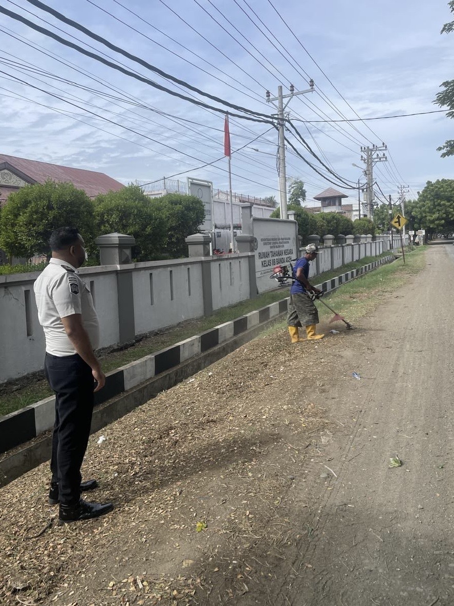 Ciptakan Lingkungan Asri dan Tertata Rapi, Rutan Banda Aceh Laksanakan Pemangkasan Rumput dan Pembersihan Area Depan Kantor