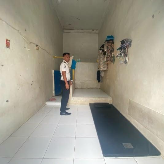 Kembalikan Fungsi Kamar Hunian WBP, Ka. KPR Rutan Banda Aceh Awasi Pemindahan Fasilitas Laundry