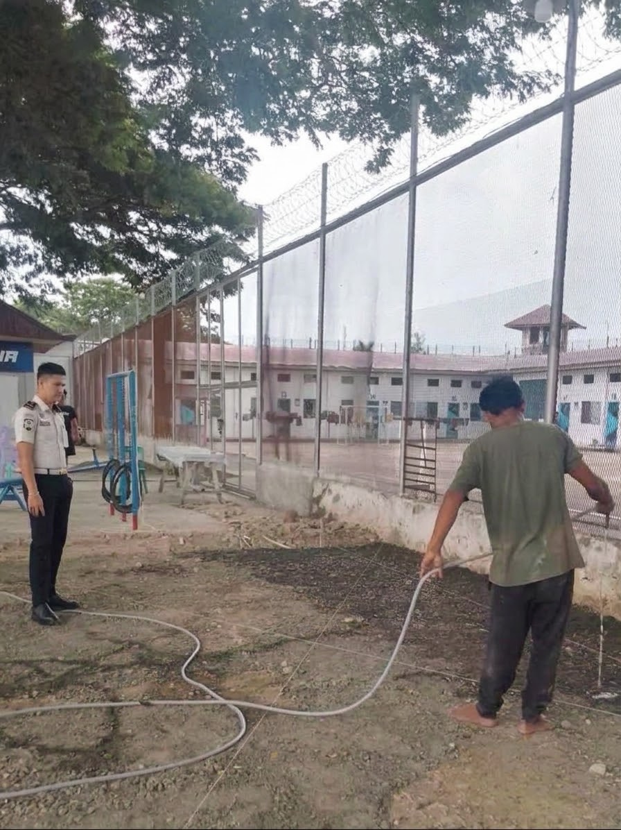 Pastikan Peningkatan Sarpras Berjalan Aman, Staf KPR Rutan Banda Aceh Awasi Pengecoran Area Depan Blok A