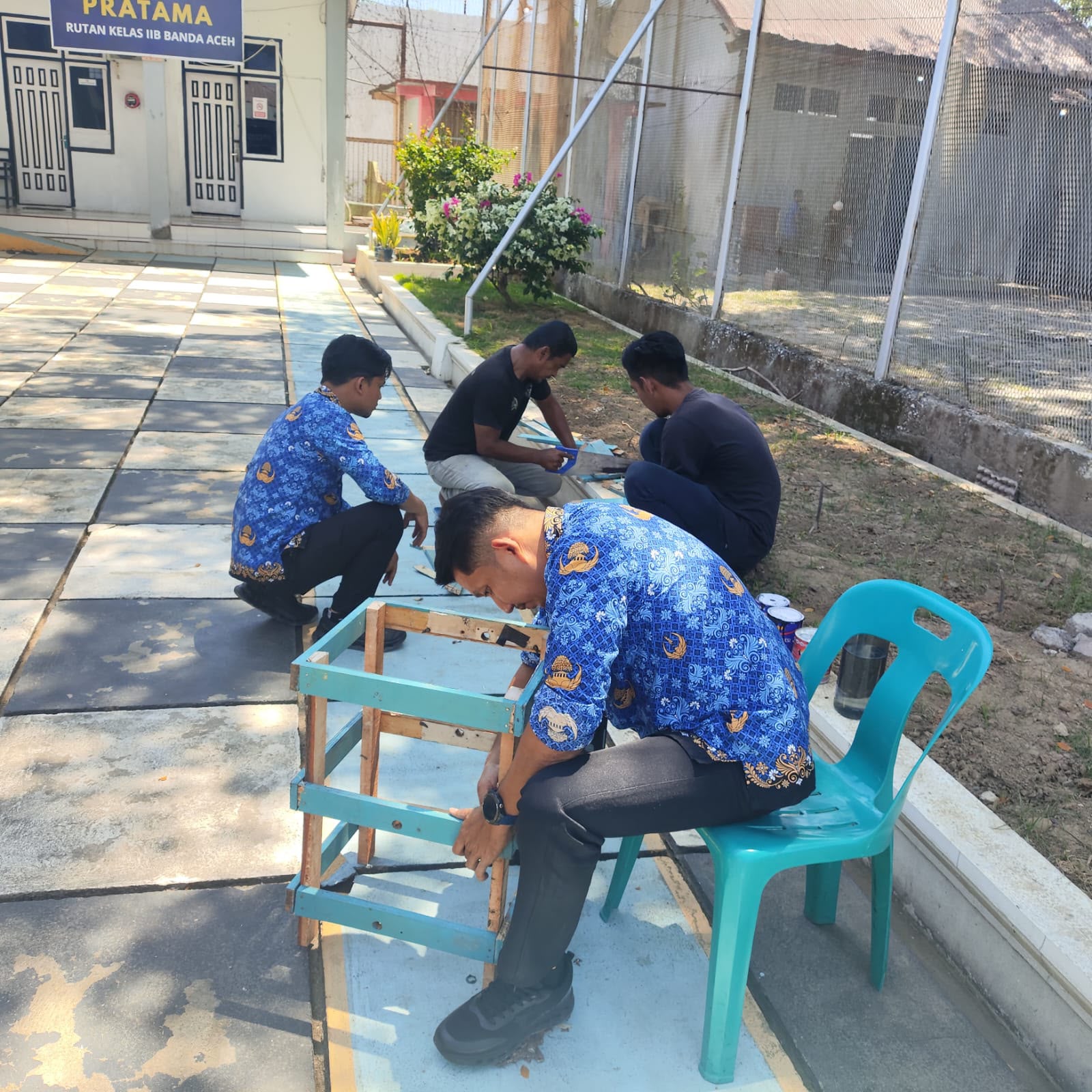 Tingkatkan Kerapian dan Ketertiban Lingkungan, Staf KPR Rutan Banda Aceh Awasi Pengerjaan Tempat Penyimpanan Sapu