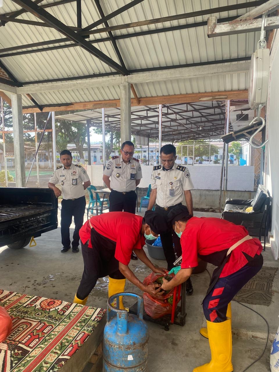 Pastikan Kualitas dan Higienitas Makanan WBP, Karutan Banda Aceh Cek Langsung Bahan Makanan di Dapur Rutan