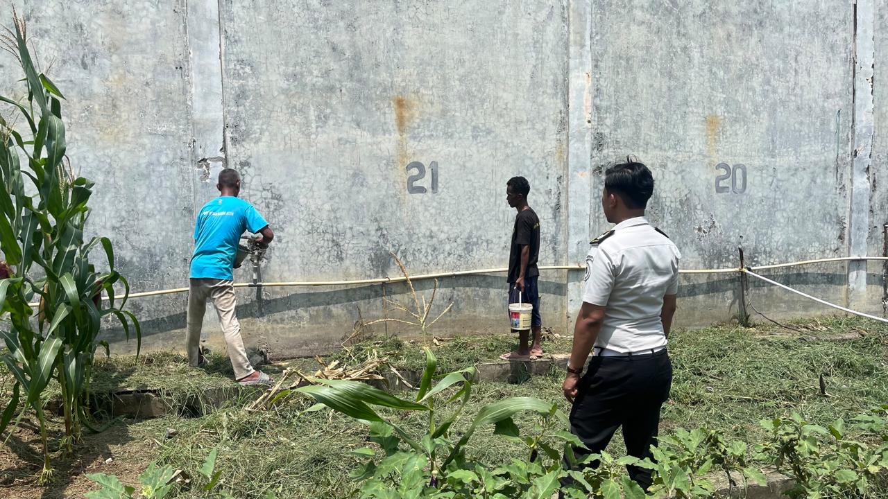 Pastikan Kelancaran Distribusi Air Blok Hunian, Staf KPR Rutan Banda Aceh Awasi Perbaikan Pipa di Area Beranggang